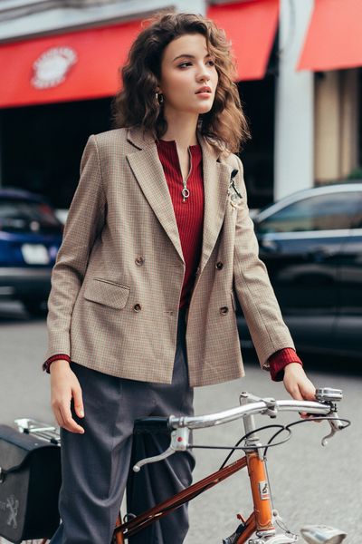 Áo blazer karo nâu trang trí thân trên