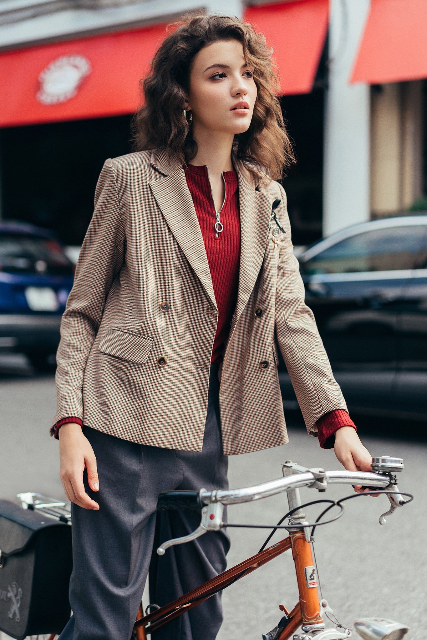 Áo blazer karo nâu trang trí thân trên