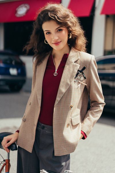 Áo blazer karo nâu trang trí thân trên