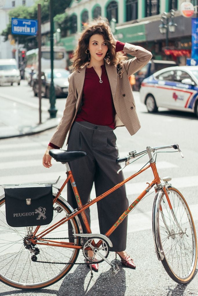 Áo blazer karo nâu trang trí thân trên