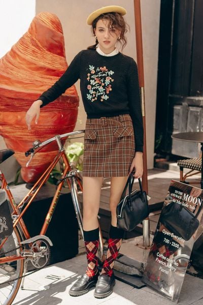 Top len mỏng đen in hoa