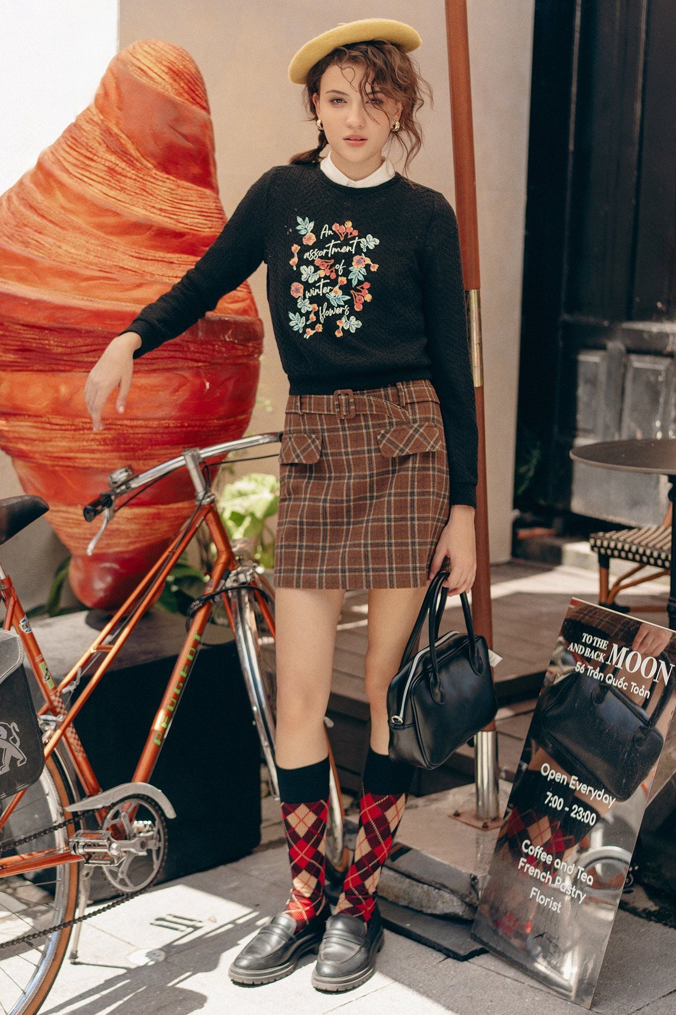 Top len mỏng đen in hoa