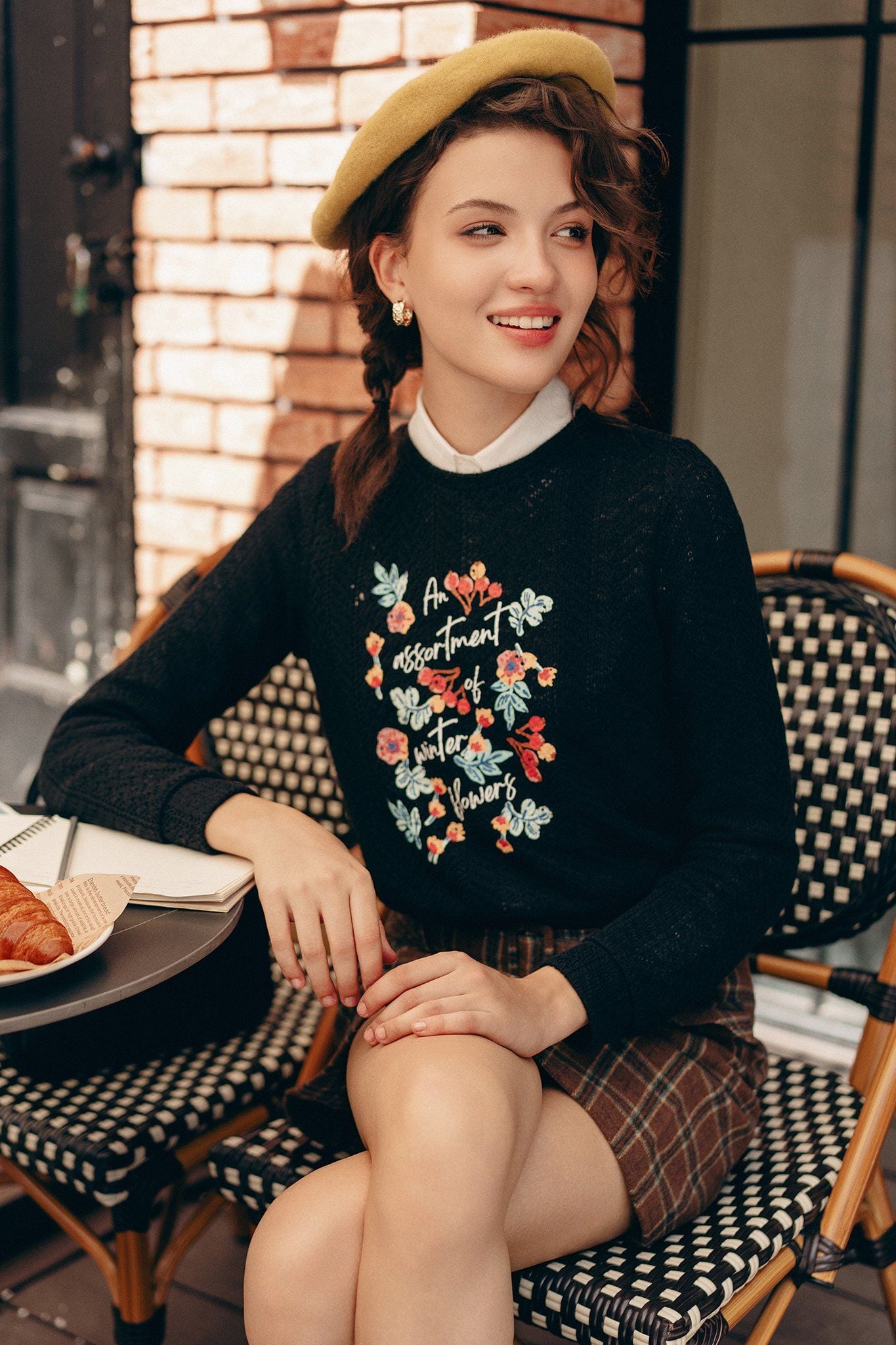 Top len mỏng đen in hoa