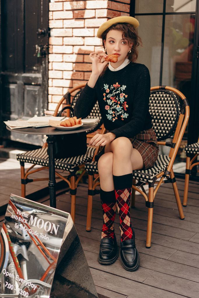 Top len mỏng đen in hoa