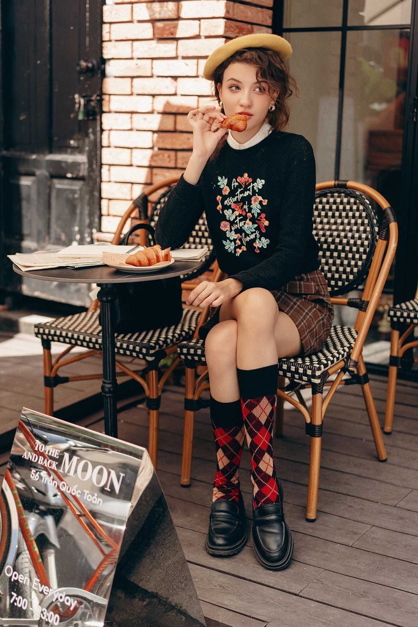 Top len mỏng đen in hoa