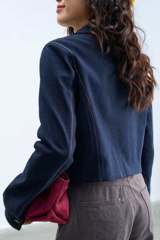 Áo jacket denim xanh chàm thêu thân trước