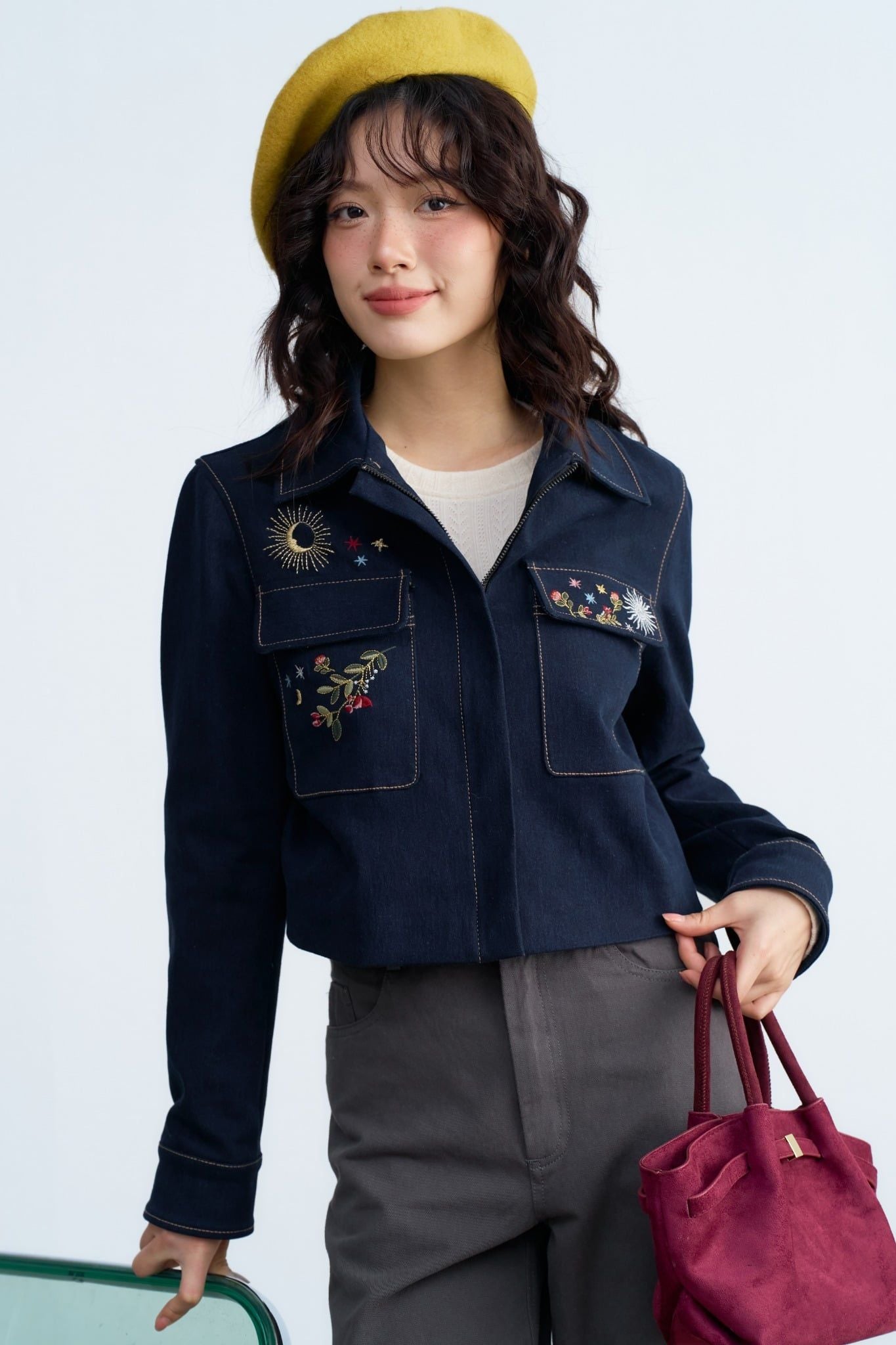 Áo jacket denim xanh chàm thêu thân trước