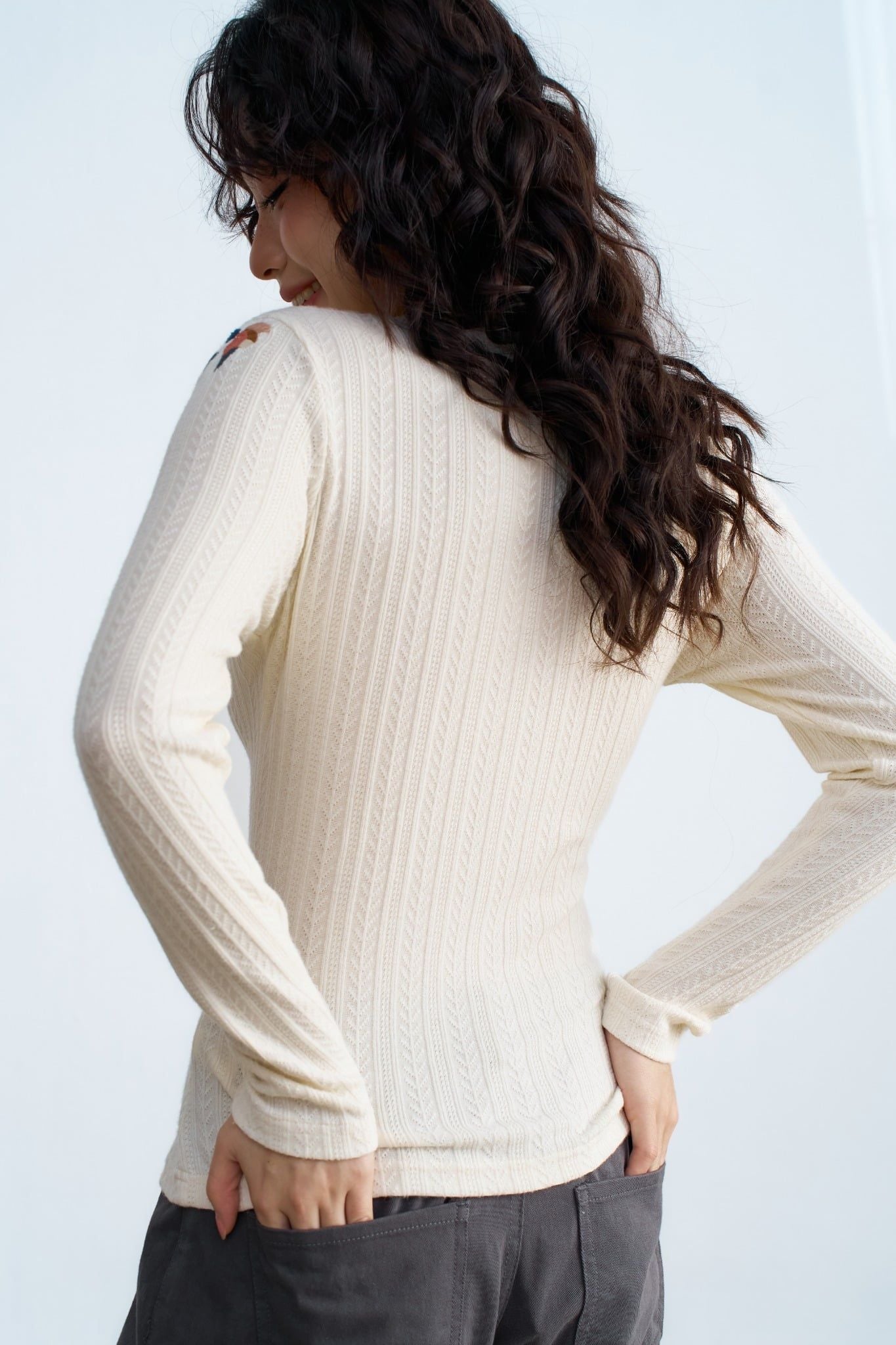 Top dài tay len kem thêu vai