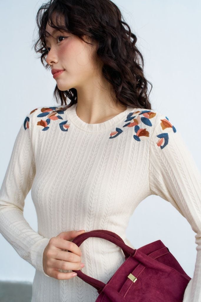 Top dài tay len kem thêu vai