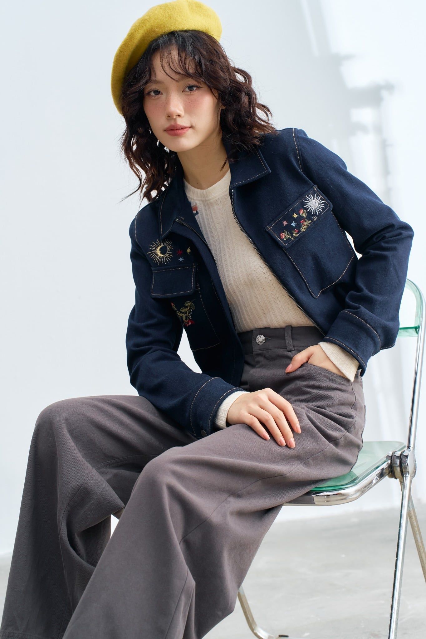 Áo jacket denim xanh chàm thêu thân trước