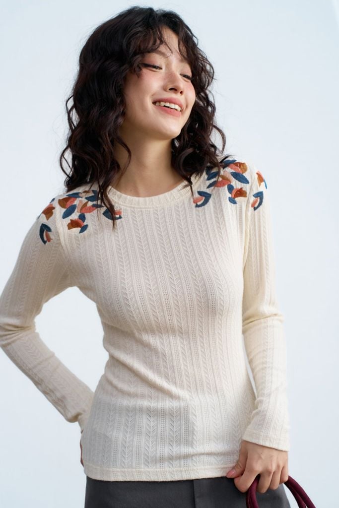 Top dài tay len kem thêu vai