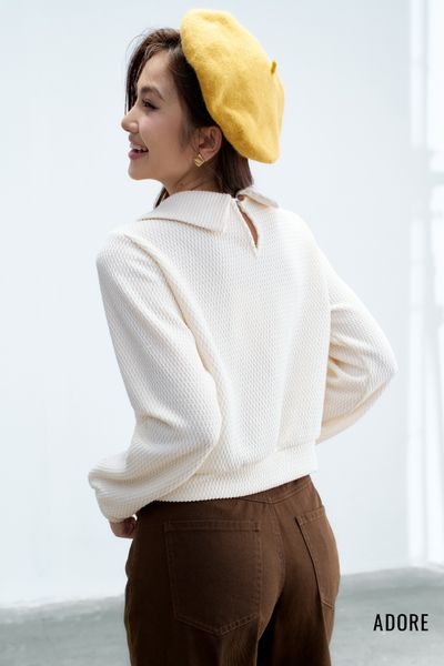 Áo len trắng thêu cổ