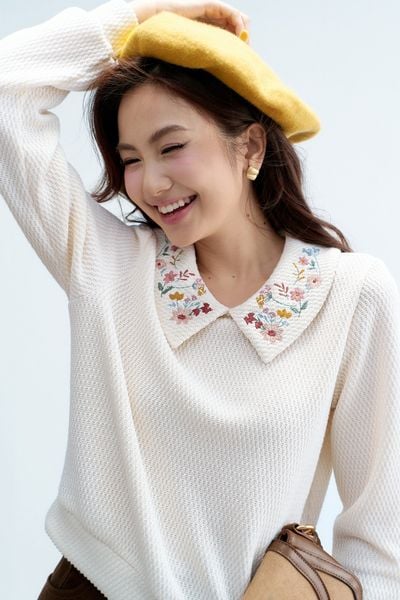 Áo len trắng thêu cổ