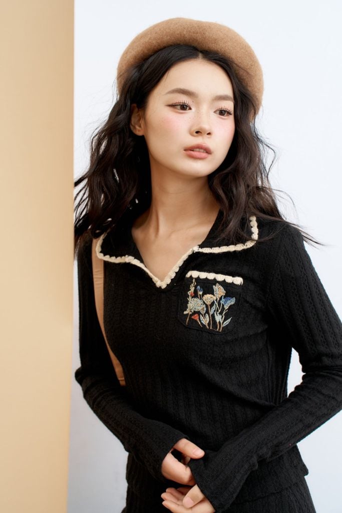 Áo len đen cổ polo chạy diềm cổ