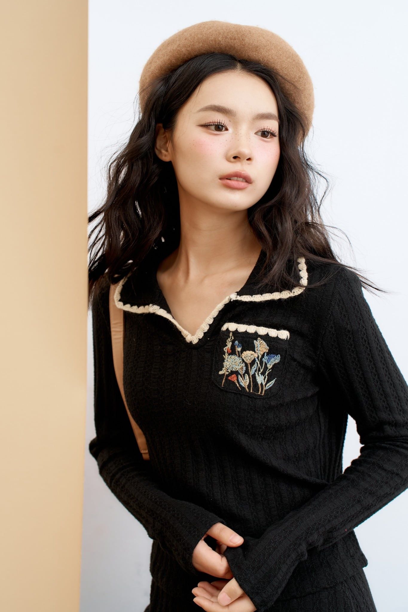 Áo len đen cổ polo chạy diềm cổ