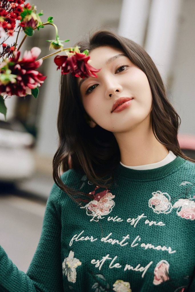 Áo len xanh rêu thêu hoa
