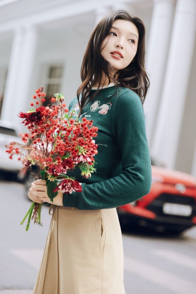 Áo len xanh rêu thêu hoa