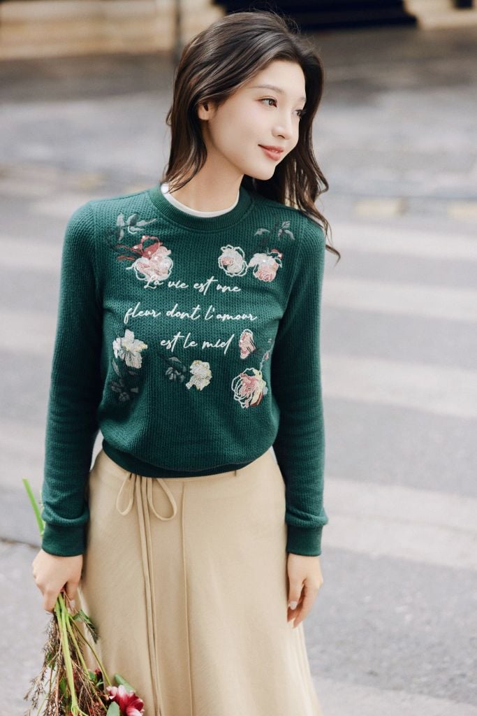 Áo len xanh rêu thêu hoa