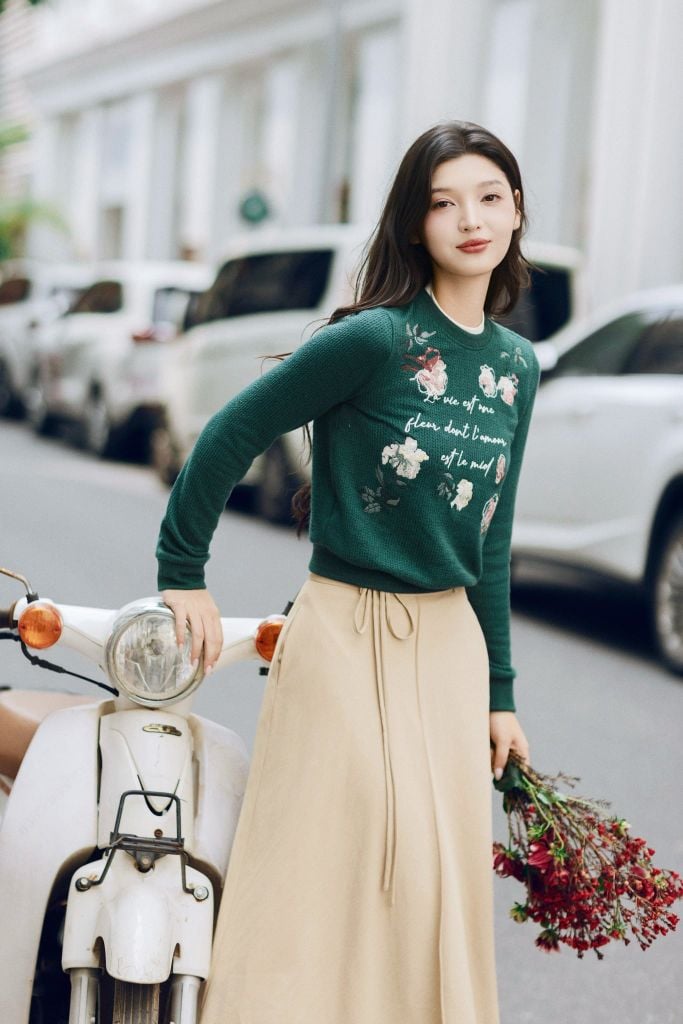 Áo len xanh rêu thêu hoa