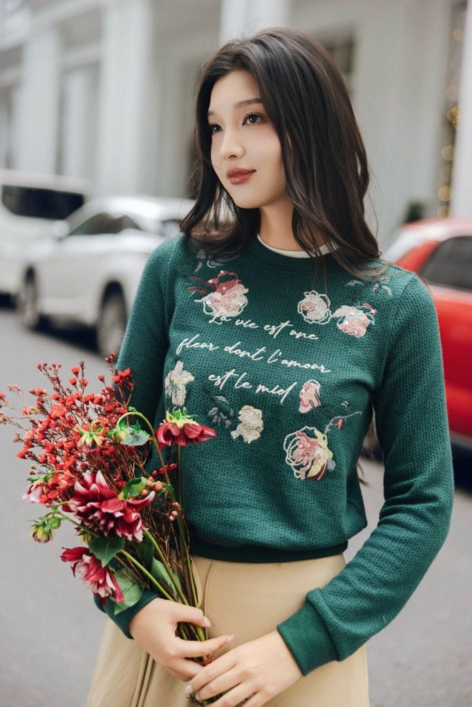 Áo len xanh rêu thêu hoa