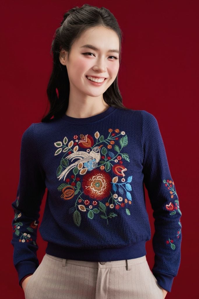 Áo len navy thêu hoa