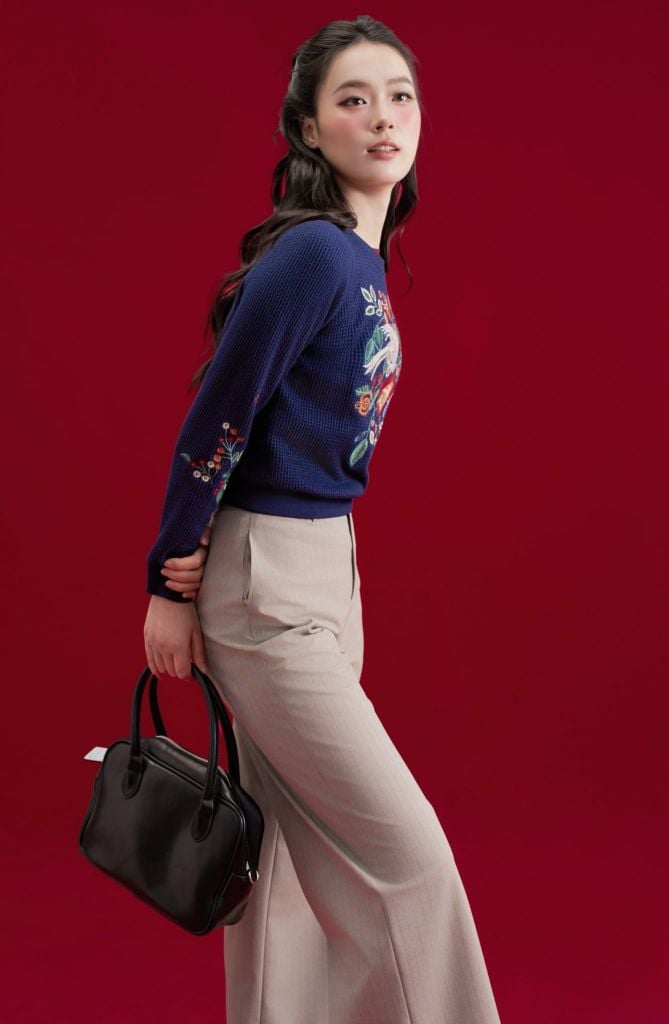 Áo len navy thêu hoa