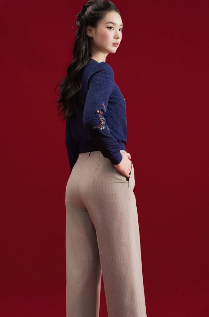 Áo len navy thêu hoa