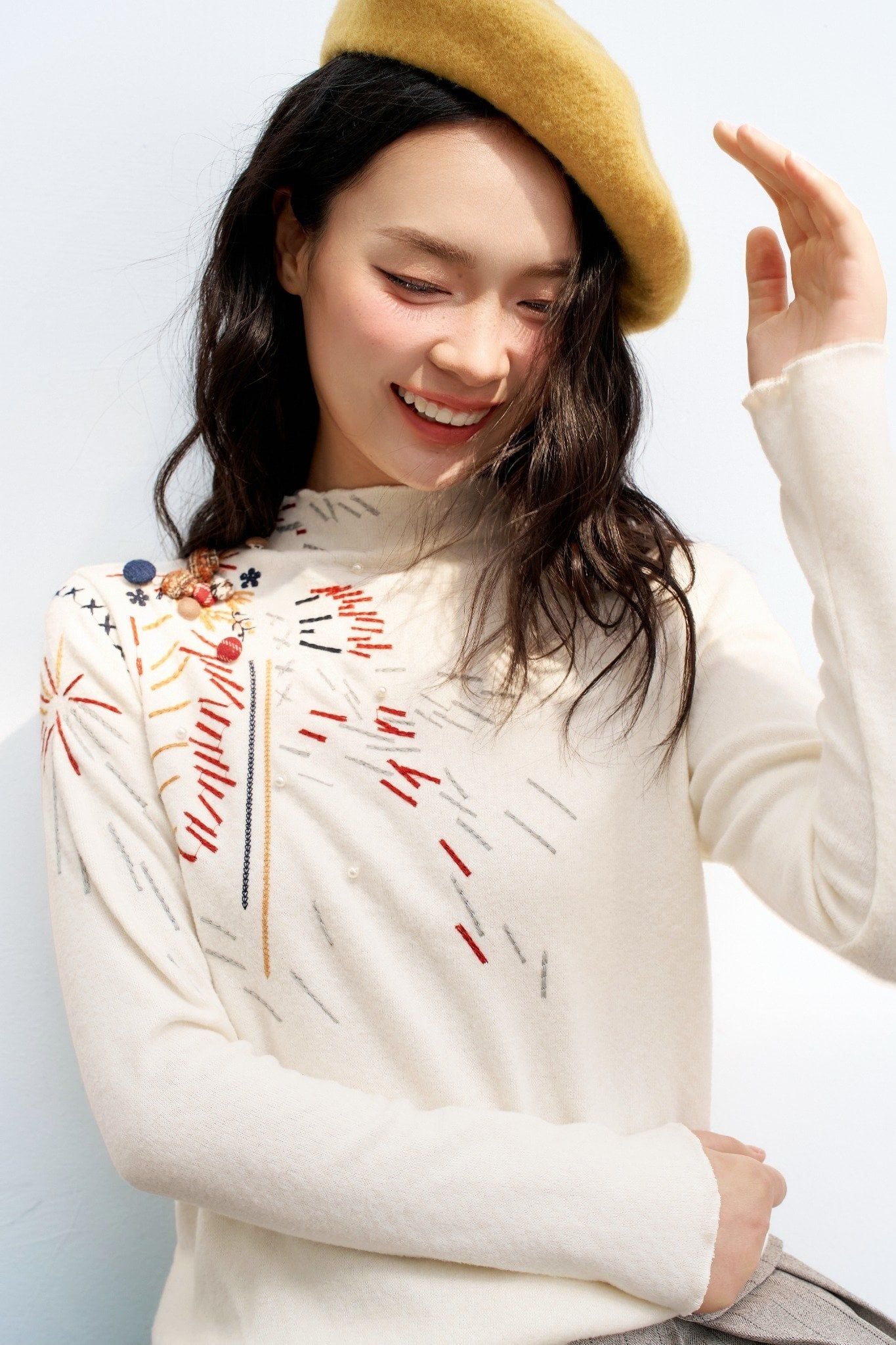 Áo len trắng leo thêu vai