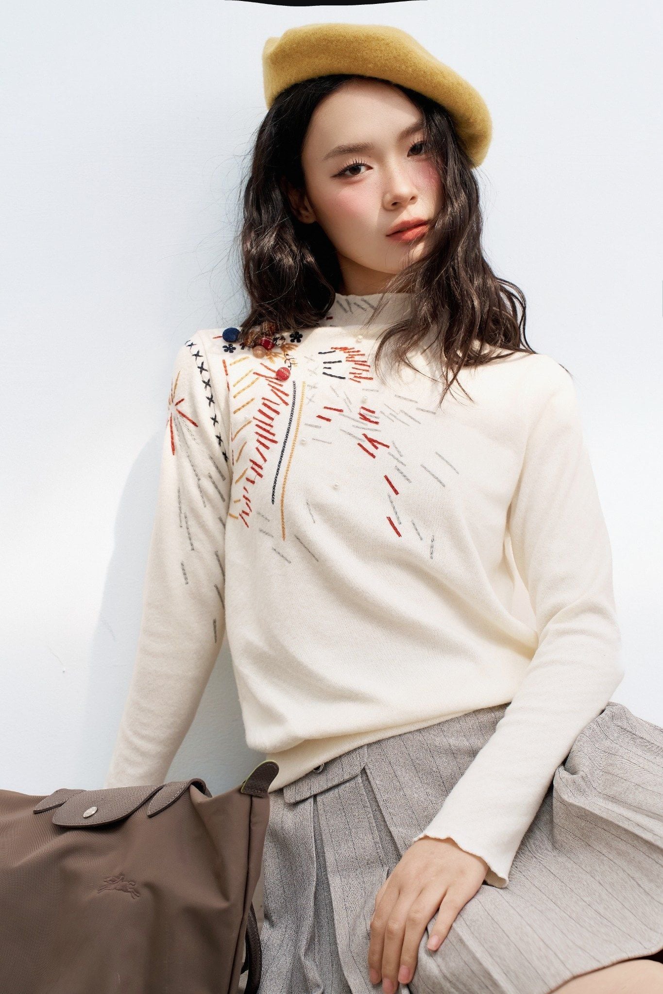 Áo len trắng leo thêu vai