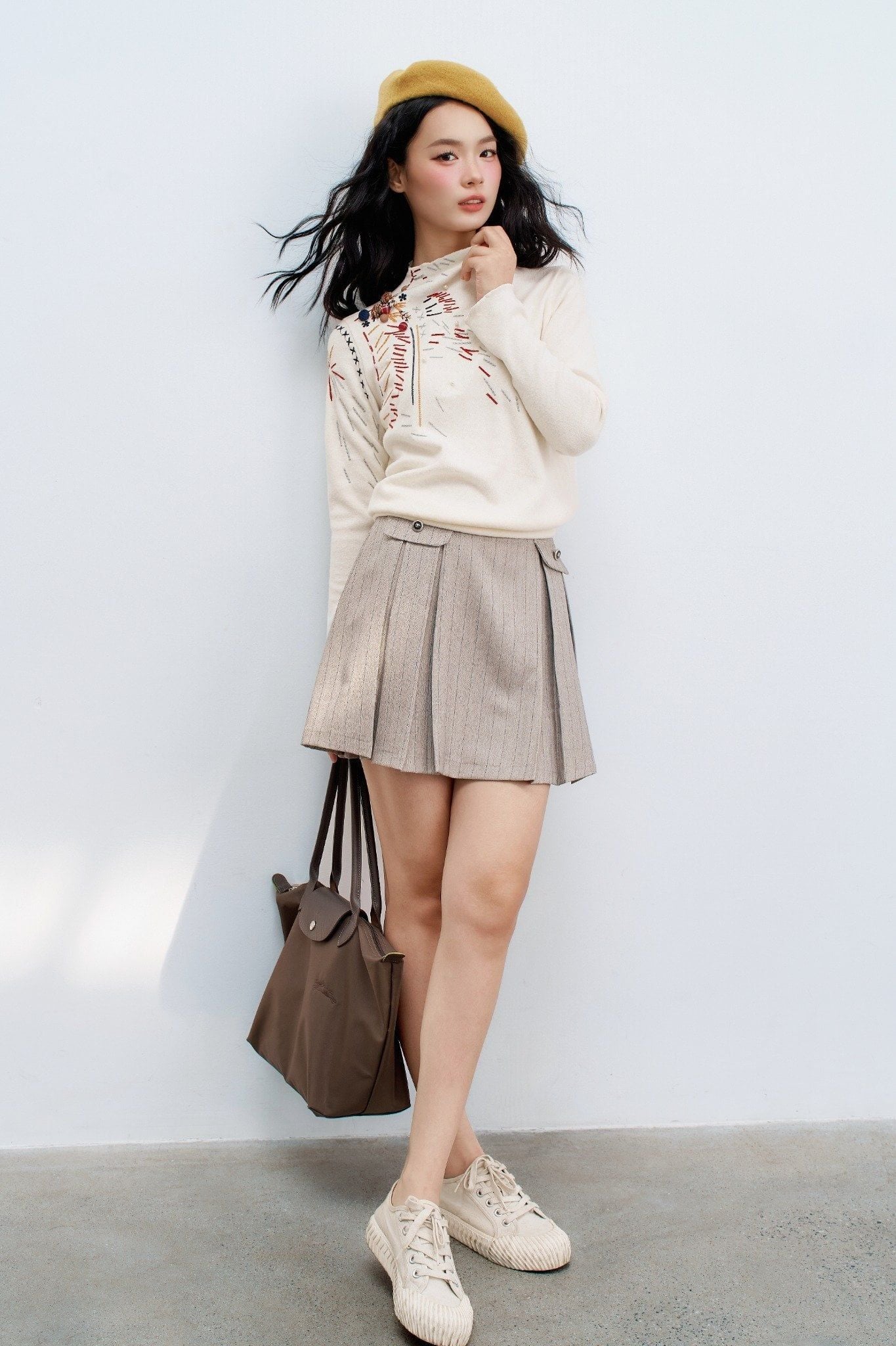 Áo len trắng leo thêu vai