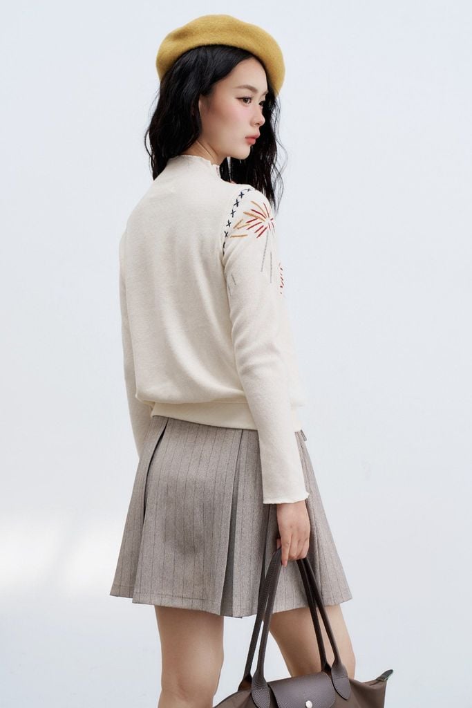 Áo len trắng leo thêu vai