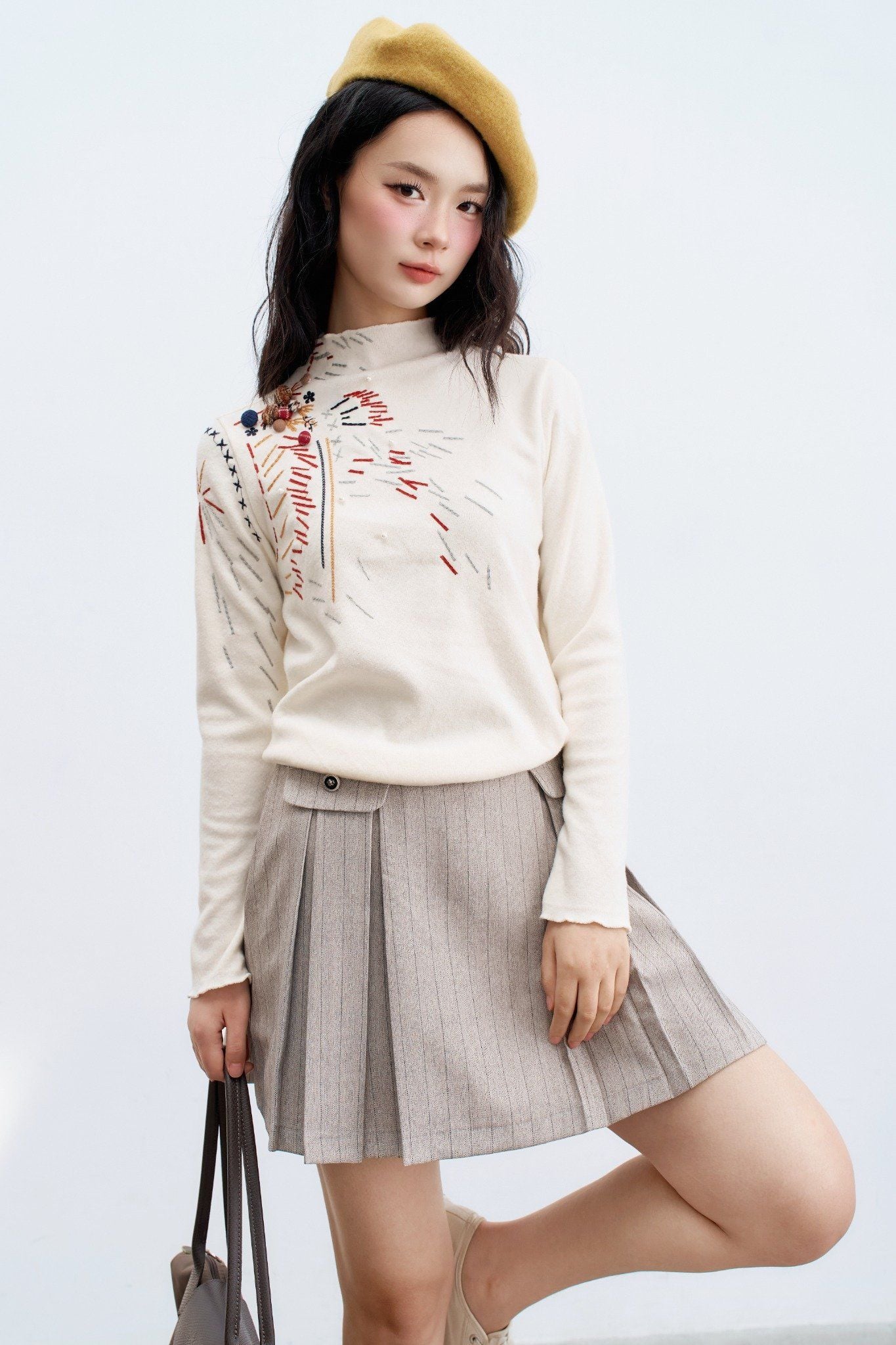 Áo len trắng leo thêu vai