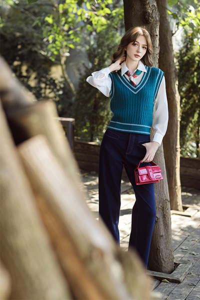 Áo gile len cổ tim rêu line trắng