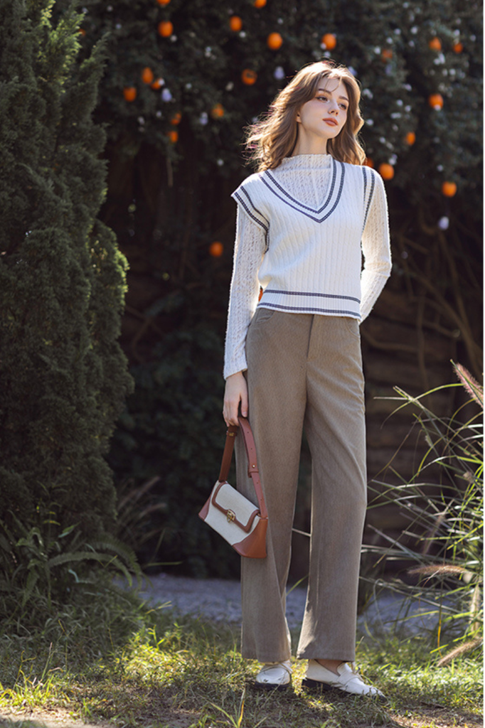 Áo gile len cổ tim trắng line đen