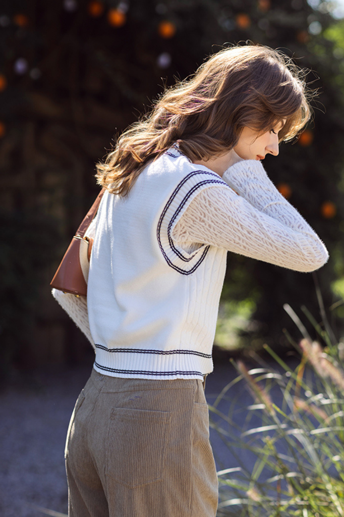 Áo gile len cổ tim trắng line đen