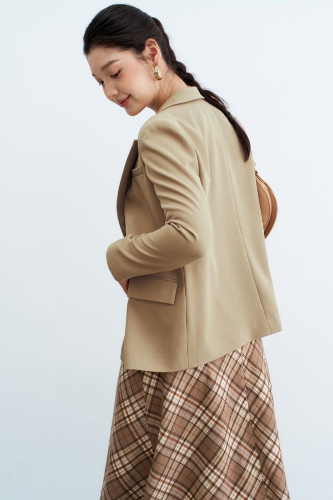 Blazer cổ 2 ve basic 1 khuy latte