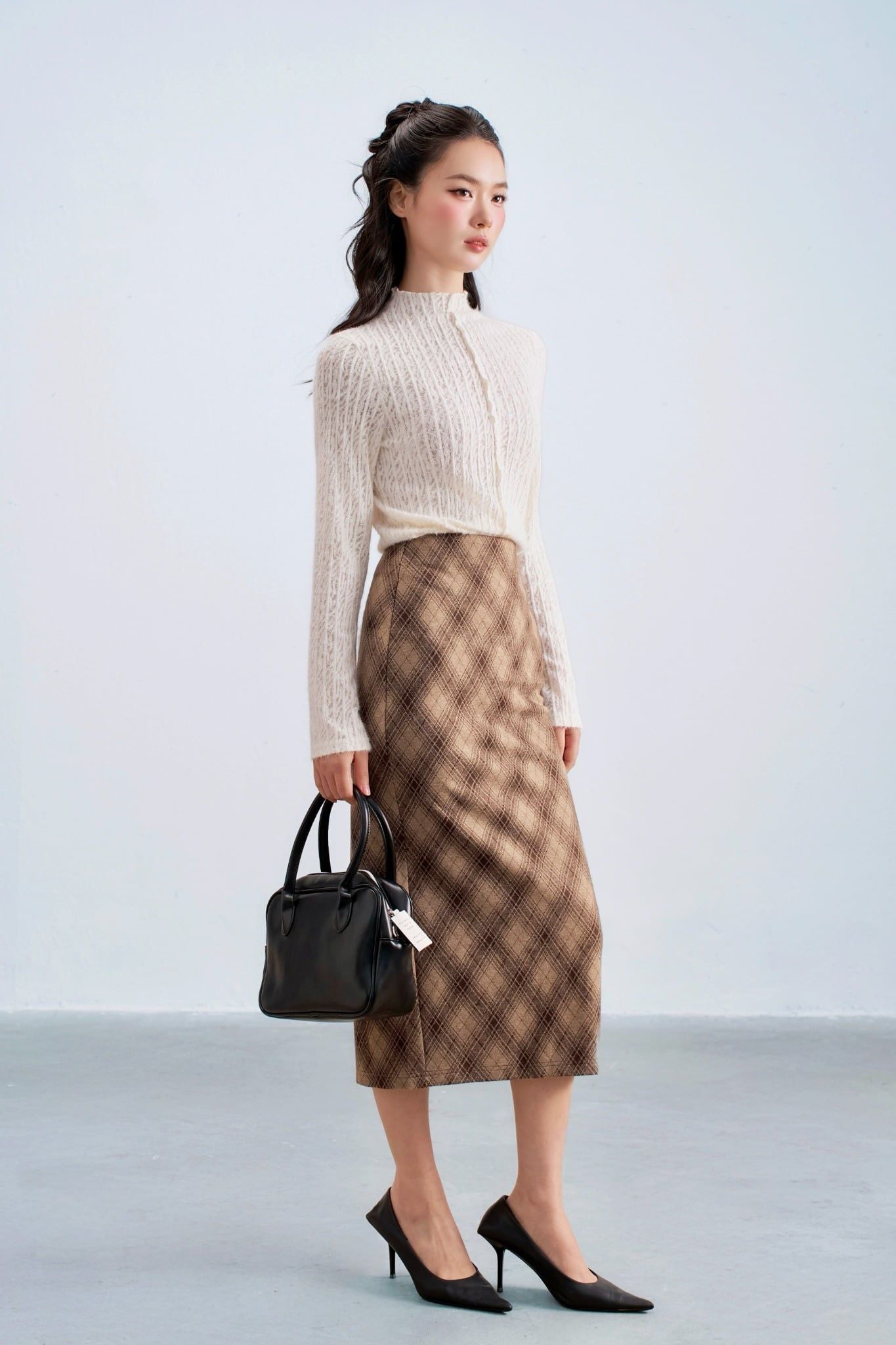 Chân váy len karo nâu xẻ sau