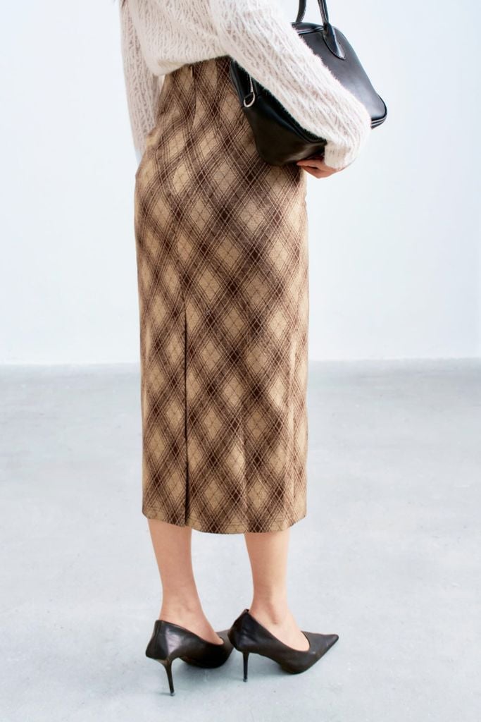 Chân váy len karo nâu xẻ sau