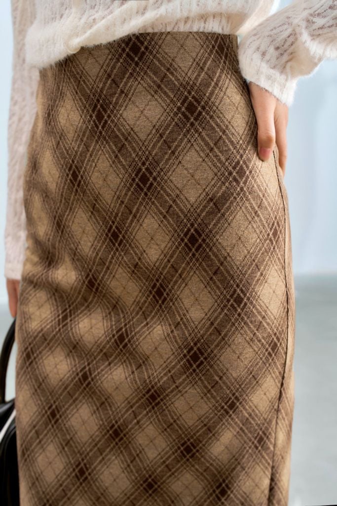 Chân váy len karo nâu xẻ sau
