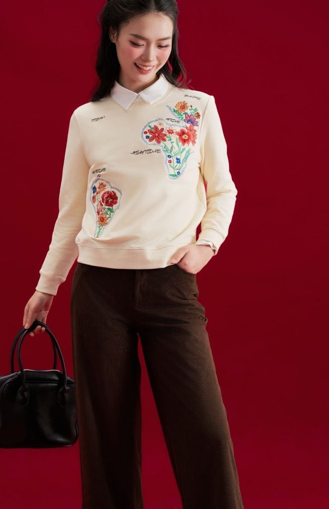 Áo nỉ kem thêu hoa