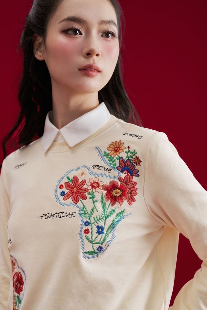 Áo nỉ kem thêu hoa