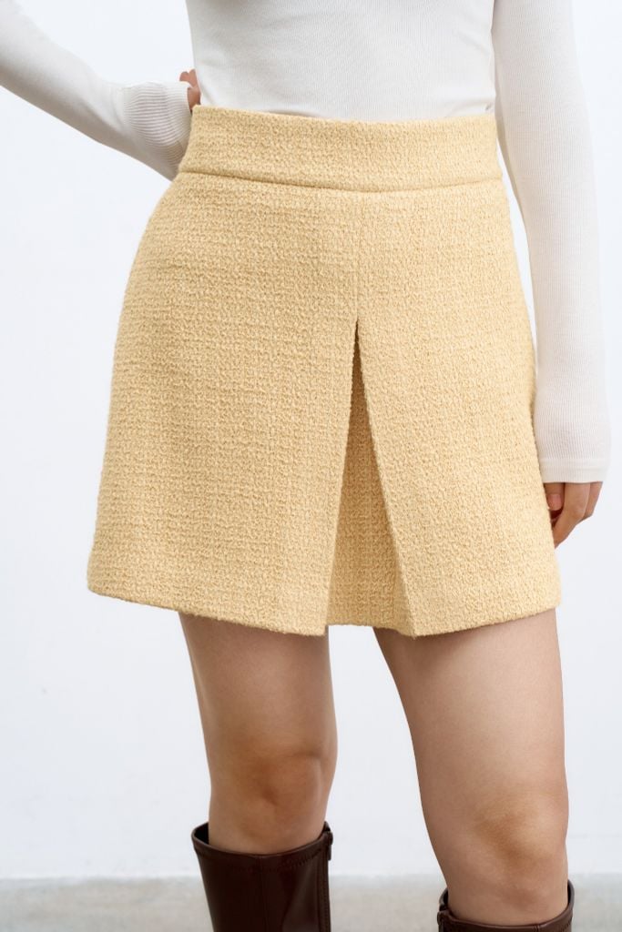 Chân váy mini tweed vàng xếp ly giữa
