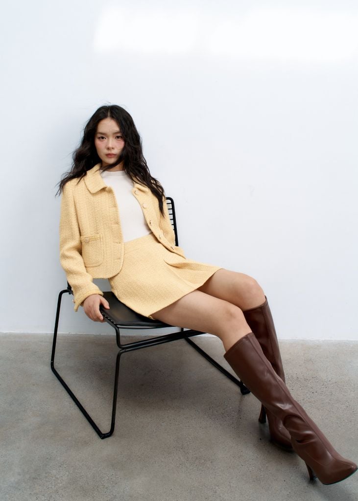 Chân váy mini tweed vàng xếp ly giữa