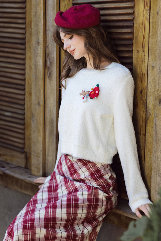 Áo len trắng sợi lông thỏ kèm pin trang trí