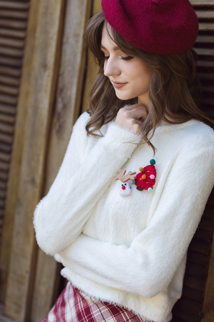 Áo len trắng sợi lông thỏ kèm pin trang trí