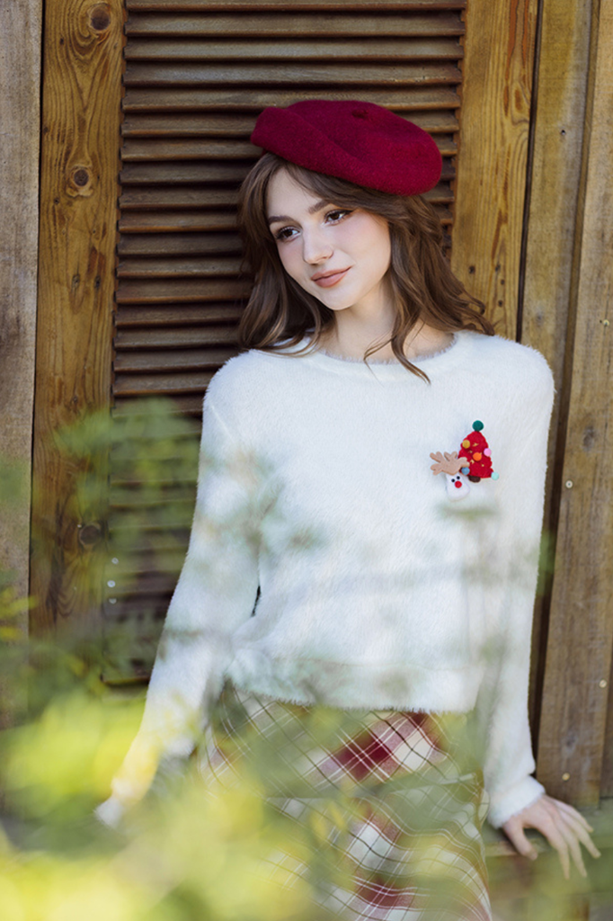 Áo len trắng sợi lông thỏ kèm pin trang trí