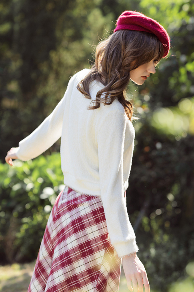 Áo len trắng sợi lông thỏ kèm pin trang trí