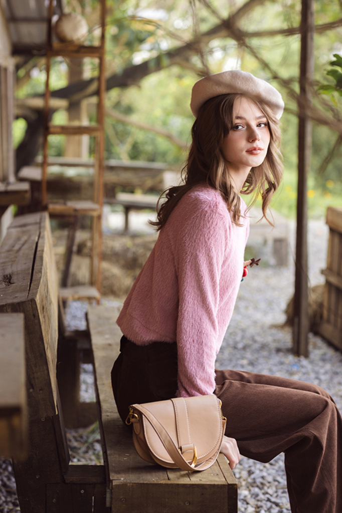 Áo len hồng sợi lông thỏ kèm pin trang trí