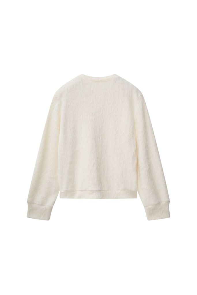 Áo len trắng sợi lông thỏ kèm pin trang trí