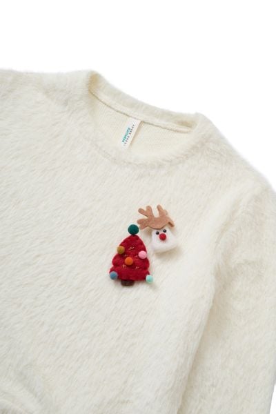 Áo len trắng sợi lông thỏ kèm pin trang trí